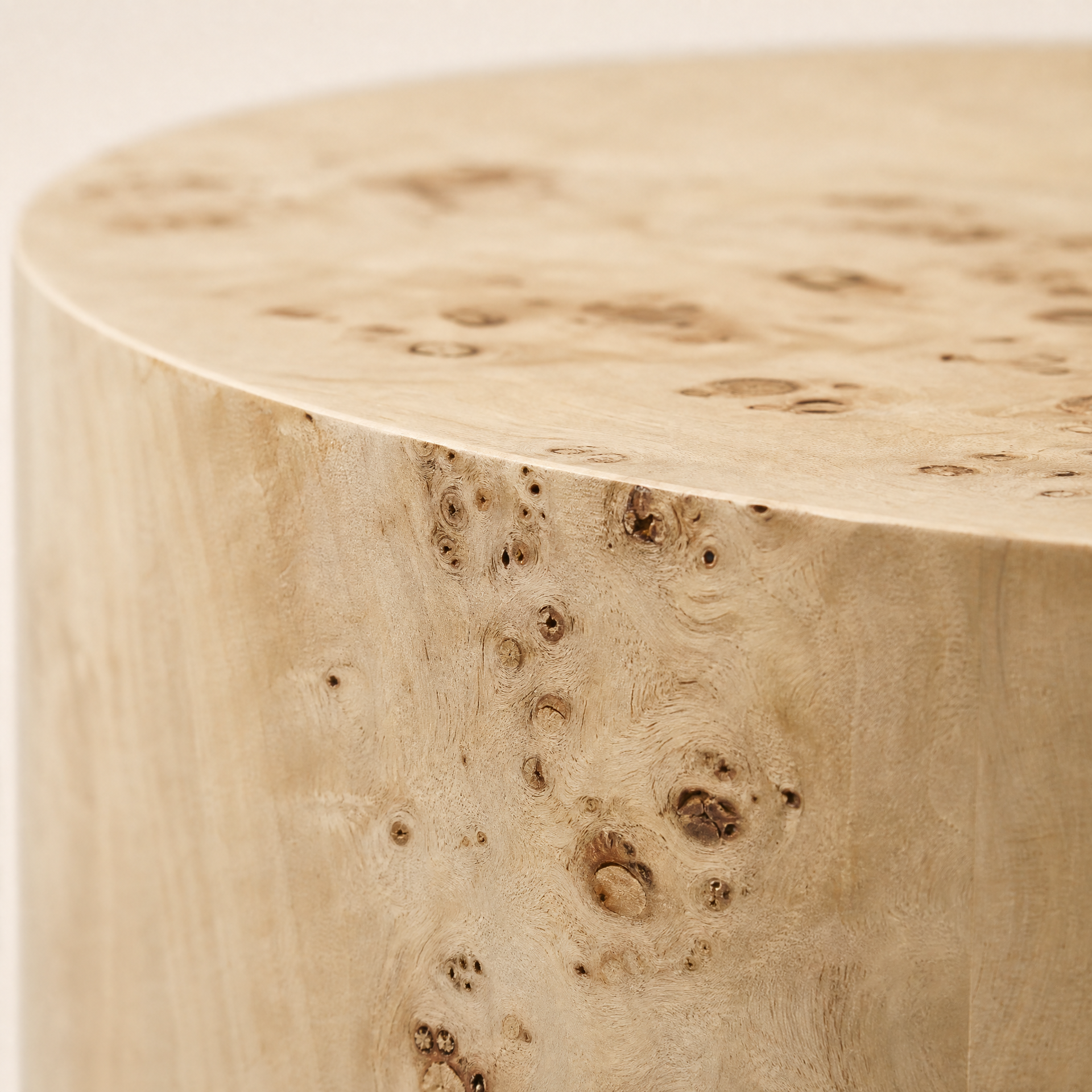 Valdés Round Burl Wood Side Table – burl wood texture detail